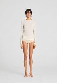 Bluză cu mânecă lungă, de culoare crem, confecționată dintr-un material moale, cu un decolteu larg, asortată cu chiloți bej. Textură fină și design ajustat.