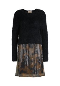 Schwarzer flauschiger Pullover mit langen Ärmeln, über einem braunen und mit metallischen Pailletten versehenen Kleid mit plissiertem Design getragen.