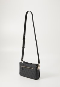 Schwarze Umhängetasche aus strukturiertem Stoff mit einer Reißverschluss-Vordertasche. Sie hat einen schlanken, verstellbaren Gurt und goldfarbene Hardware-Details.