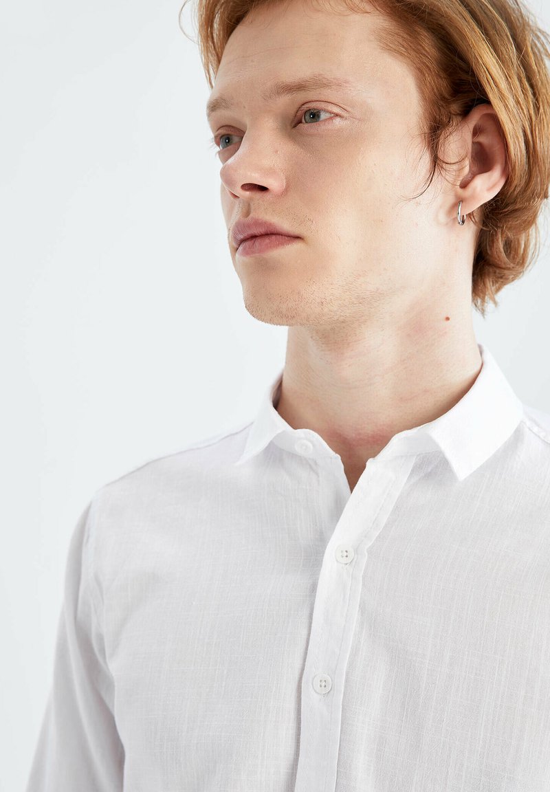 Herren Komplettanzüge | DeFacto SLIM FIT Businesshemd white/weiß - XI15095 Herren Komplettanzüge | DeFacto SLIM FIT Businesshemd white/weiß - XI15095