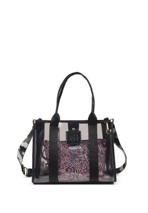Bolso tote de malla negro con asas negras sólidas, una bolsa interna estampada en rojo y gris, y una correa desmontable en blanco y negro.