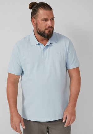 Himmelblaues Poloshirt aus einem strukturierten Stoff, mit einem klassischen Kragen, einer Knopfleiste mit zwei Knöpfen und kurzen Ärmeln.