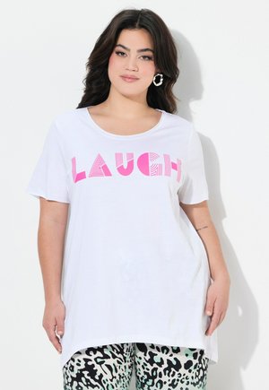 T-shirt oversize blanc avec un texte rose vif qui dit "RIRE". Tissu doux avec des manches courtes et un col rond.