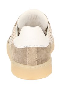 Beige Wildleder-Sneaker mit einem strukturierten Einsatz, weißer Leder-Fersenschlaufe und Gummisohle. Rückansicht, die die Nähte und das glatte Innenfutter hervorhebt.