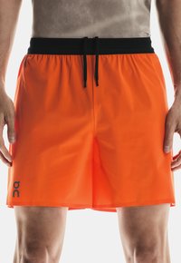 On 7" PERFORMANCE SHORTS - Shorts - flame