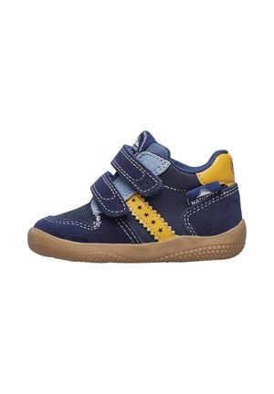 Sneaker per bambini blu e giallo con due cinturini in velcro, striscia con dettaglio a stella e suola in gomma beige testurizzata.