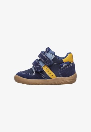 Sneaker per bambini blu e giallo con due cinturini in velcro, striscia con dettaglio a stella e suola in gomma beige testurizzata.