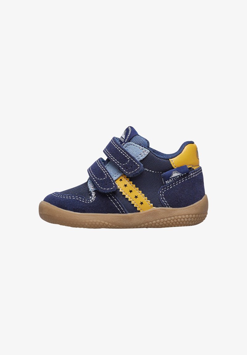 Zapatilla para niños en azul y amarillo con dos correas de velcro, detalle de estrella en la franja y suela de goma texturada en color canela.