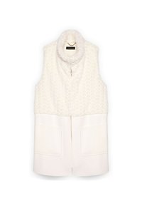 Gepolsterte ärmellose Weste in Creme, mit einer strukturierten Oberseite und einem glatten unteren Bereich, zwei Fronttaschen und einem hohen Kragen.