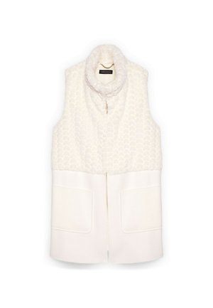 Gevoerde mouwloze vest in crème, met een gestructureerd bovenstuk en een gladde ondersectie, voorzien van twee voorzakken en een hoge kraag.
