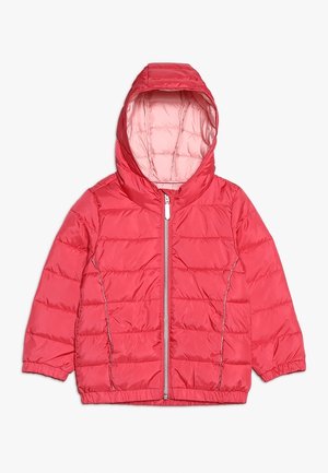 Czerwona pikowana kurtka dziecięca z kapturem, z przednim suwakiem i elastycznymi mankietami, przedstawiona na płasko na białym tle.