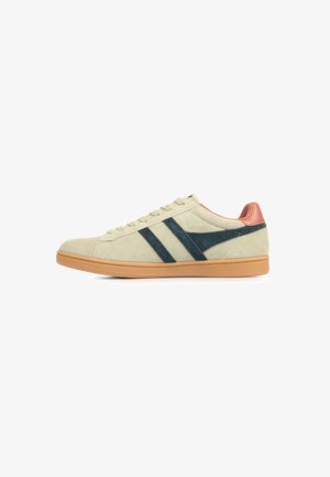 Sneakers in suede beige chiaro con strisce diagonali blu scuro, accentuazione marrone nel tallone e suola in gomma beige. Design classico con lacci.