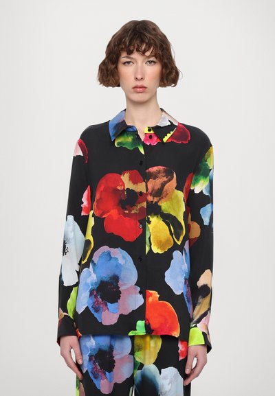 Cămașă cu mânecă lungă, cu un fundal negru, având modele mari de flori multicolore, cu guler ascuțit și închidere cu nasturi.