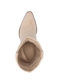 Beżowe zamszowe botki za kostkę z wąskim noskiem i wyszywanymi detalami. Wnętrze jest gładkie, z miękkim wykończeniem i bez widocznych elementów metalowych.