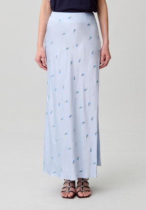 Falda larga azul celeste hecha de tela suave, decorada con pequeños motivos florales en azul y verde, con cintura ajustada y abertura lateral.