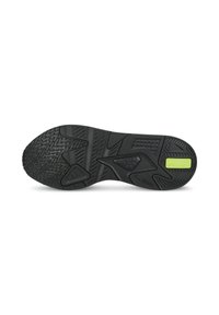 Suola di sneaker nera in gomma con un motivo di grip testurizzato, caratterizzata da un accento verde lime e vari dettagli stampati per trazione e supporto.