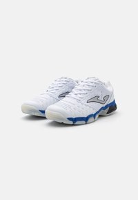 Scarpe sportive bianche con una tomaia in rete, dettagli blu e neri, superficie texturizzata e suola imbottita per comfort e supporto.