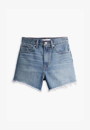 Pantalones cortos de mezclilla de tiro alto en azul claro con dobladillo deshilachado, dos bolsillos frontales y cierre de botón. Variaciones sutiles de color en toda la prenda.