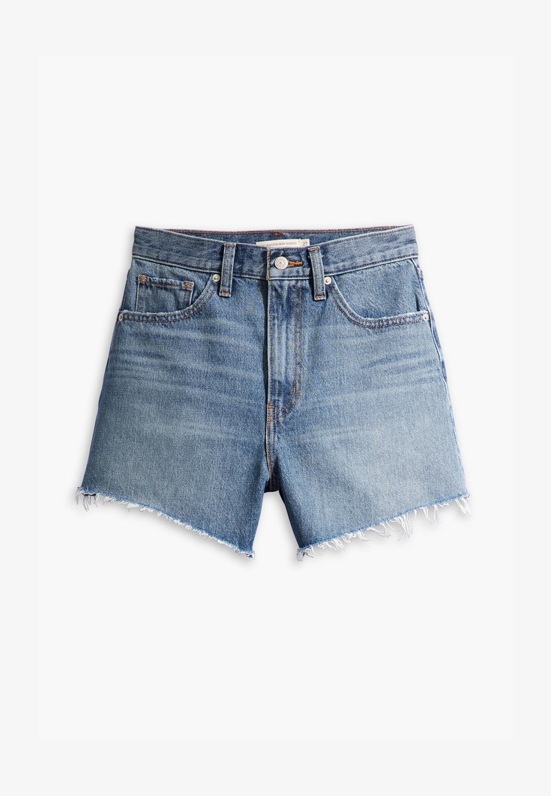 Pantalones cortos de mezclilla de tiro alto en azul claro con dobladillo deshilachado, dos bolsillos frontales y cierre de botón. Variaciones sutiles de color en toda la prenda.