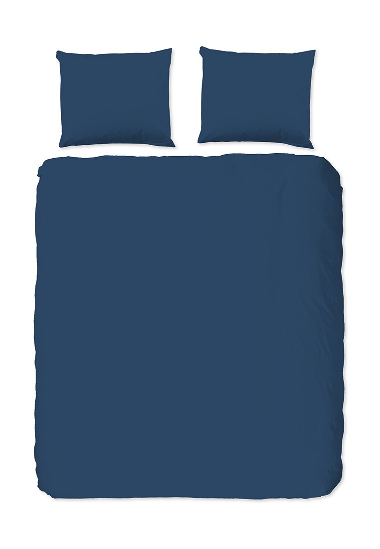 Navyblauwe dekbedovertrekset met twee bijpassende kussenslopen. Glad materiaal met een effen patroon, met een eenvoudig, modern ontwerp.