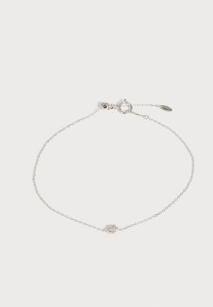 Delicaat zilveren kettingarmband met een kleine heldere edelsteen in het midden en een ronde veersluiting.