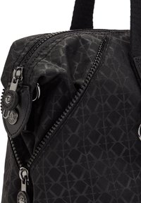 Sac à main en tissu noir avec motif géométrique, deux compartiments partiellement ouverts zippés, et tirettes de fermeture éclair circulaires de marque.
