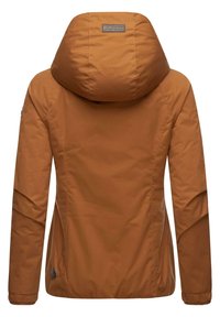 Brązowa ocieplana kurtka z wysokim kołnierzem i kapturem, charakteryzująca się gładką teksturą, elastycznymi mankietami oraz małą naszywką z logo z tyłu.
