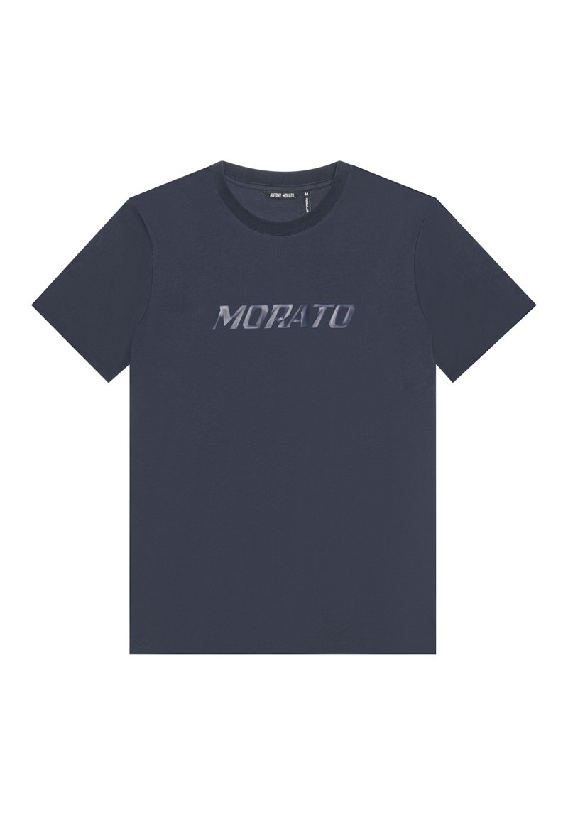Camiseta de algodón azul marino con un gráfico audaz y reflectante "MORATO" en el pecho; mangas cortas y un cuello redondo clásico.