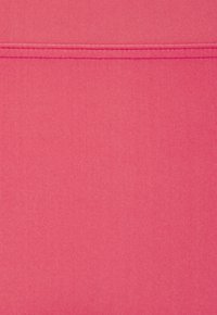 Spilgti rozā audums ar gludu tekstūru un maigu spīdumu, ar taisnu vīli gar augšējo malu.