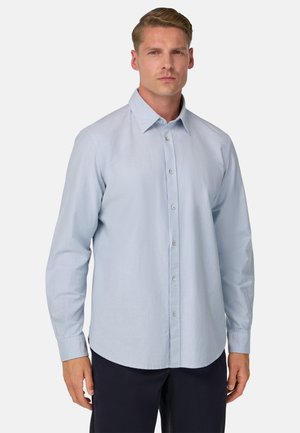 Lichtblauwe lange mouwen shirt gemaakt van ademend materiaal, met een puntige kraag en knoopsluiting aan de voorkant, een rechte zoom en een aansluitende pasvorm.