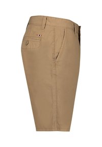 Pantaloni corti color sabbia realizzati in tessuto leggero, con tasca laterale, tasca sul retro con bottone e dettagli cuciti lungo le cuciture.