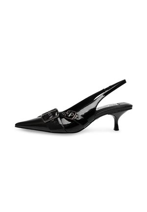 Décolleté in vernice nera con punta affusolata, caratterizzate da due fibbie decorative e un tacco sottile e curvo.