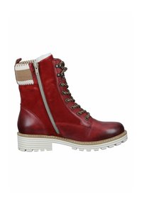 Bottines en cuir rouge avec une finition texturée. Les caractéristiques incluent une fermeture éclair sur le côté, des lacets et une semelle empilée blanche. Accentuées par un col rayé.