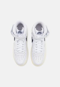 Høye hvite sneakers med læroverside, perforert tå og polstret krage. Har marineblå Swoosh-logo og gummiyttersåle.
