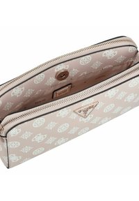 Portafoglio in pelle rosa con un motivo a logo bianco, chiusura a zip e scomparti interni. Presenta un accento del logo del marchio metallico.