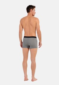 Boxer briefs grigi con motivo, dotati di un elastico nero in vita, caratterizzati da una vestibilità aderente e una superficie liscia, visti da dietro.