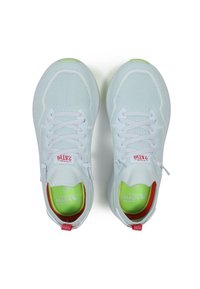 Scarpe da ginnastica leggere e bianche con tessuto a rete, soletta verde lime e dettagli rossi. Le caratteristiche includono lacci e una linguetta sul retro per indossarle facilmente.