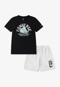 Černé bavlněné tričko s bílým a mátovým grafickým textem "CONVERSE" a designem tenisek. Šedé kraťasy s elastickým pasem a mátovým detailem "C".