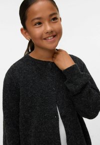 Dunkelgrauer Cardigan aus strukturiertem Stoff, mit rundem Ausschnitt, Knopfleiste und langen Ärmeln.