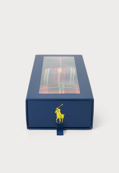 Zila kastīte ar caurspīdīgu vāku. Tajā ir dzeltenais Polo logo. Satur krāsainus svītrainus priekšmetus, kas demonstrē dažādus rakstus un tekstūras iekšpusē.
