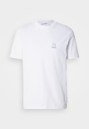 Tricou alb din bumbac cu mâneci scurte, având un mic grafic albastru cu două pahare și cuvântul "CHEERS" imprimat dedesubt.