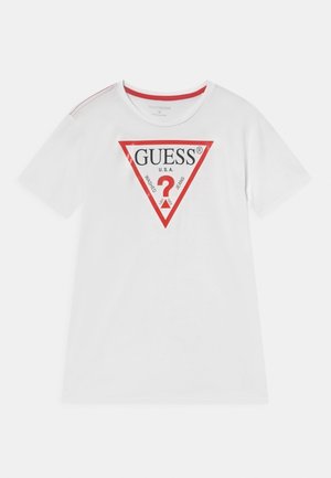 Biała koszulka z krótkim rękawem z kołnierzem obszytym na czerwono oraz czerwonym, trójkątnym logo z napisem „GUESS U.S.A.” i czerwonym znakiem zapytania z przodu.