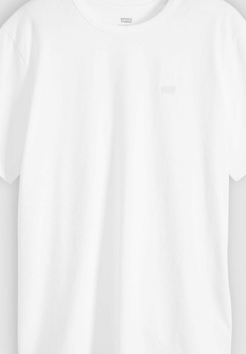 T-shirt bianca a maniche corte con scollo girocollo e logo Levi's ricamato in modo discreto sul petto a sinistra.