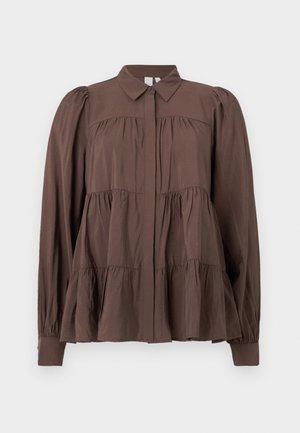 Cămașă maro cu guler, având un design în straturi, mâneci lungi și o textură de material plisat. Închidere frontală cu nasturi și o croială lejeră.