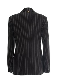 Blazer nero a righe con spalle strutturate, due spacchi posteriori e quattro bottoni sulle maniche. Realizzato in tessuto liscio con un design formale.