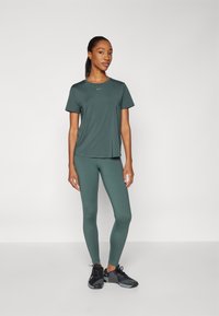 Nike Performance ONE CLASSIC  - Spordi T-särk - vintage green/black