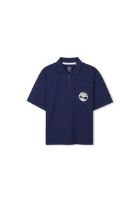Polo di color blu navy con colletto a mezza zip, maniche corte e taschino frontale con un logo di un albero bianco. Tessuto in cotone con texture liscia.