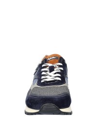 Baskets en daim navy avec des panneaux en mesh et des accents gris. Elles sont dotées de lacets blancs et d'une semelle en caoutchouc. Logo de la marque sur la languette.