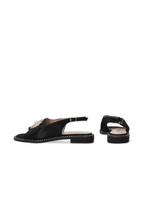 Zwarte suède slingback schoenen met een decoratieve parelaccent, open teen ontwerp, platte hak en contrasterende stiksels langs de zool.