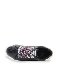 Sneaker nera con pannelli neri testurizzati, lacci con motivo floreale, suola bianca e accenti di glitter dorato sul tallone.